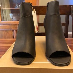 Brand New. Comes with box. Multiple Sizes